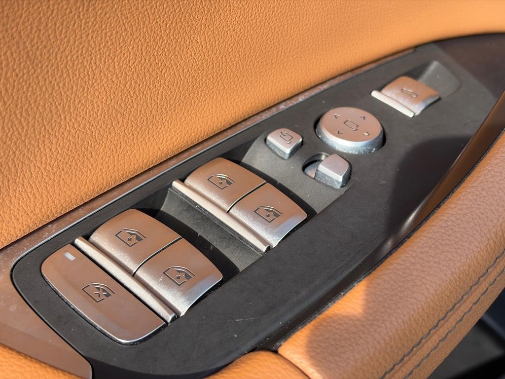 BMW X3 Vehicle Full-screen Gallery Image 22