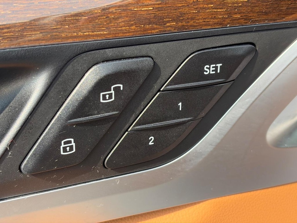BMW X3 Vehicle Full-screen Gallery Image 23