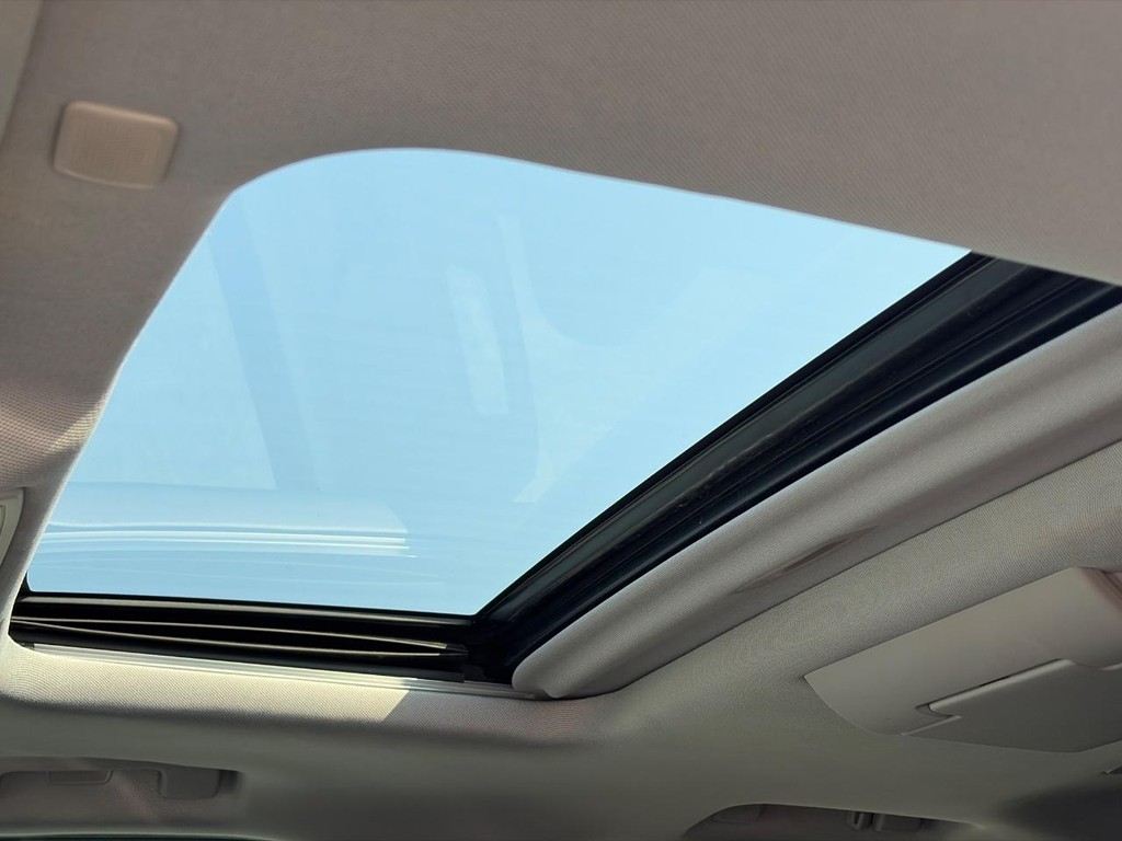 Cadillac Escalade ESV Vehicle Full-screen Gallery Image 05