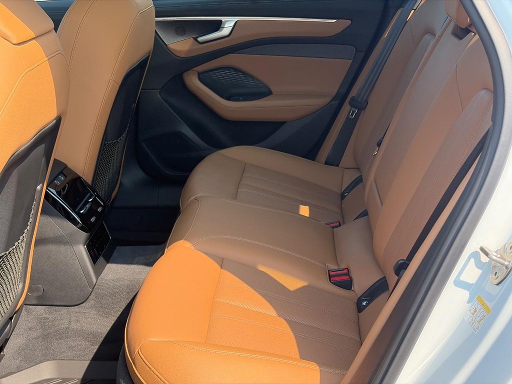 Audi A6 Sedan Vehicle Full-screen Gallery Image 10