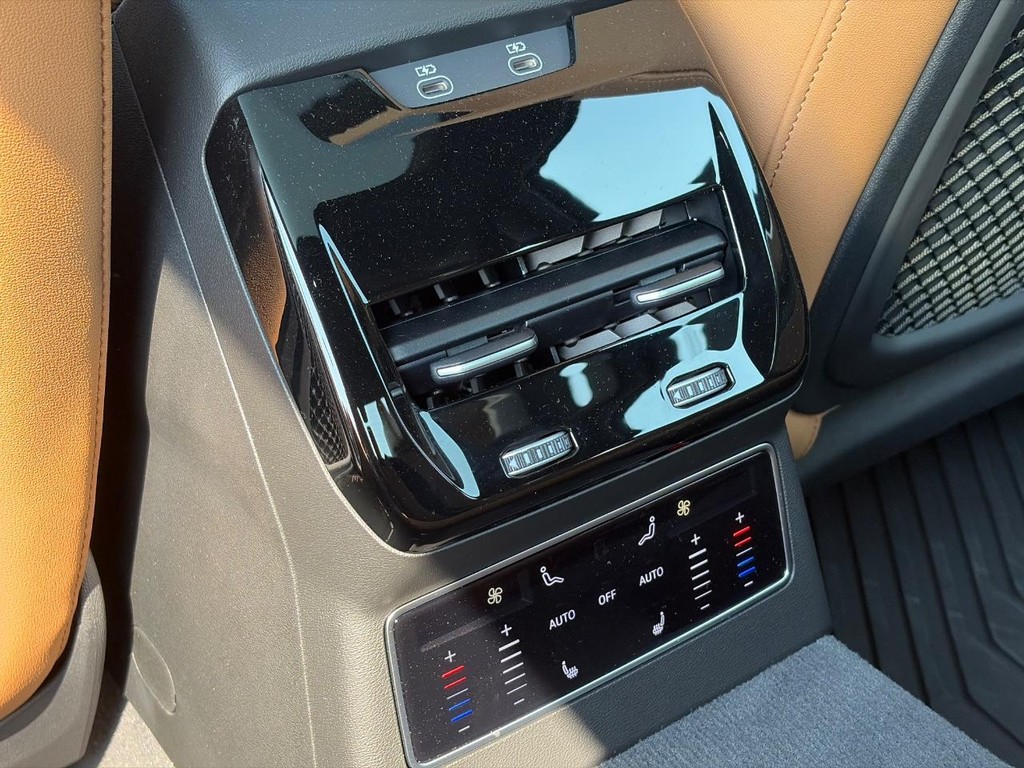 Audi A6 Sedan Vehicle Full-screen Gallery Image 11