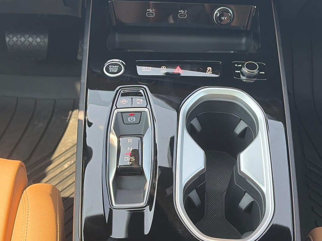 Audi A6 Sedan Vehicle Full-screen Gallery Image 16