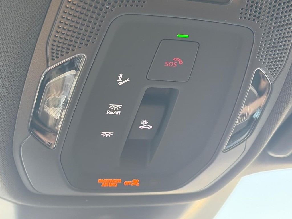 Audi A6 Sedan Vehicle Full-screen Gallery Image 17
