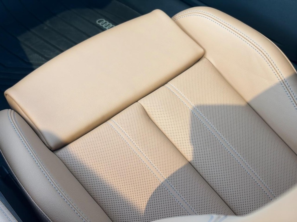 Audi A6 Sedan Vehicle Full-screen Gallery Image 18