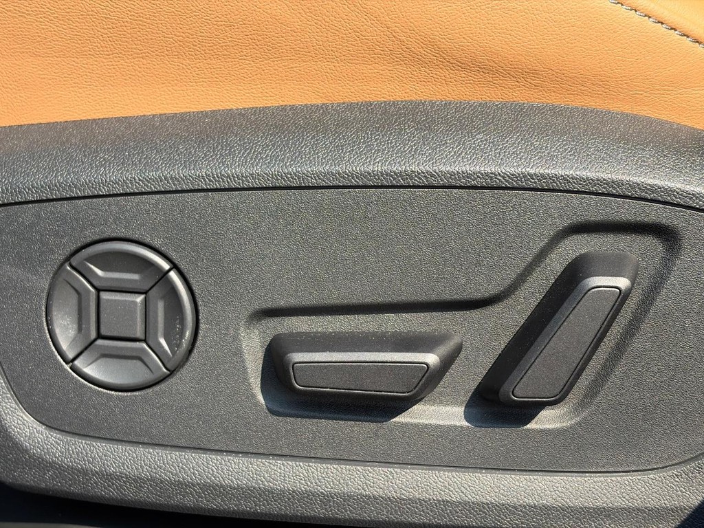 Audi A6 Sedan Vehicle Full-screen Gallery Image 21