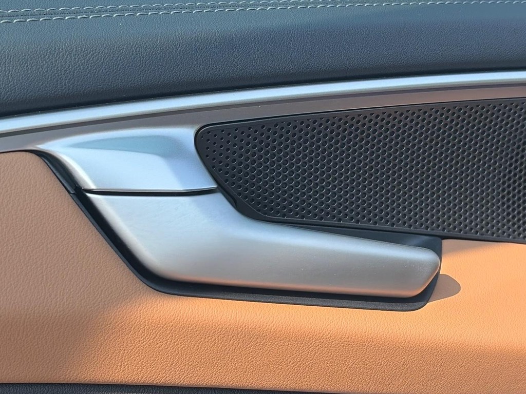 Audi A6 Sedan Vehicle Full-screen Gallery Image 22