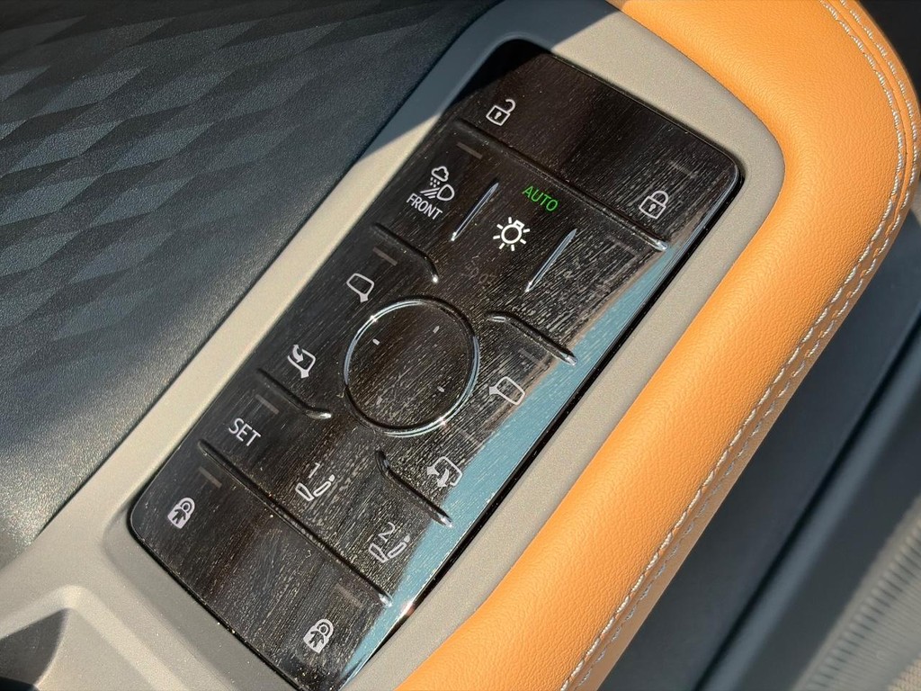 Audi A6 Sedan Vehicle Full-screen Gallery Image 23