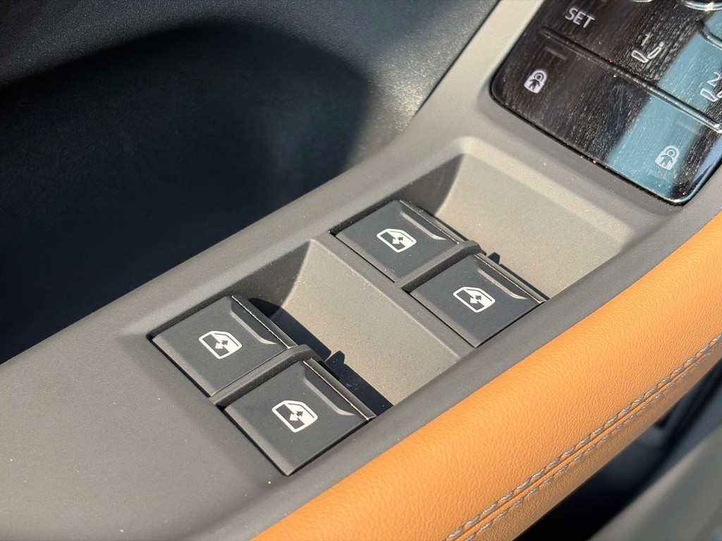 Audi A6 Sedan Vehicle Full-screen Gallery Image 24