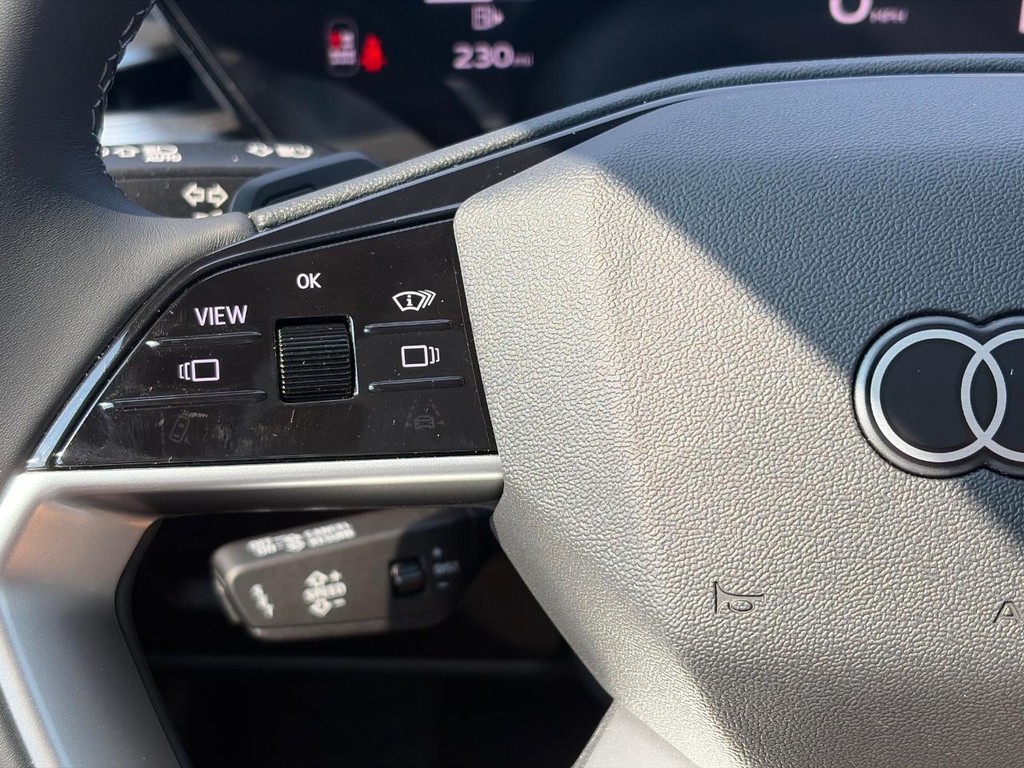 Audi A6 Sedan Vehicle Full-screen Gallery Image 26
