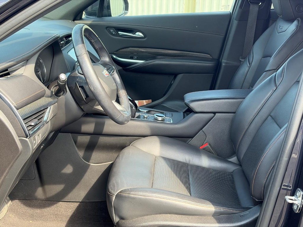 Cadillac XT4 Vehicle Full-screen Gallery Image 04