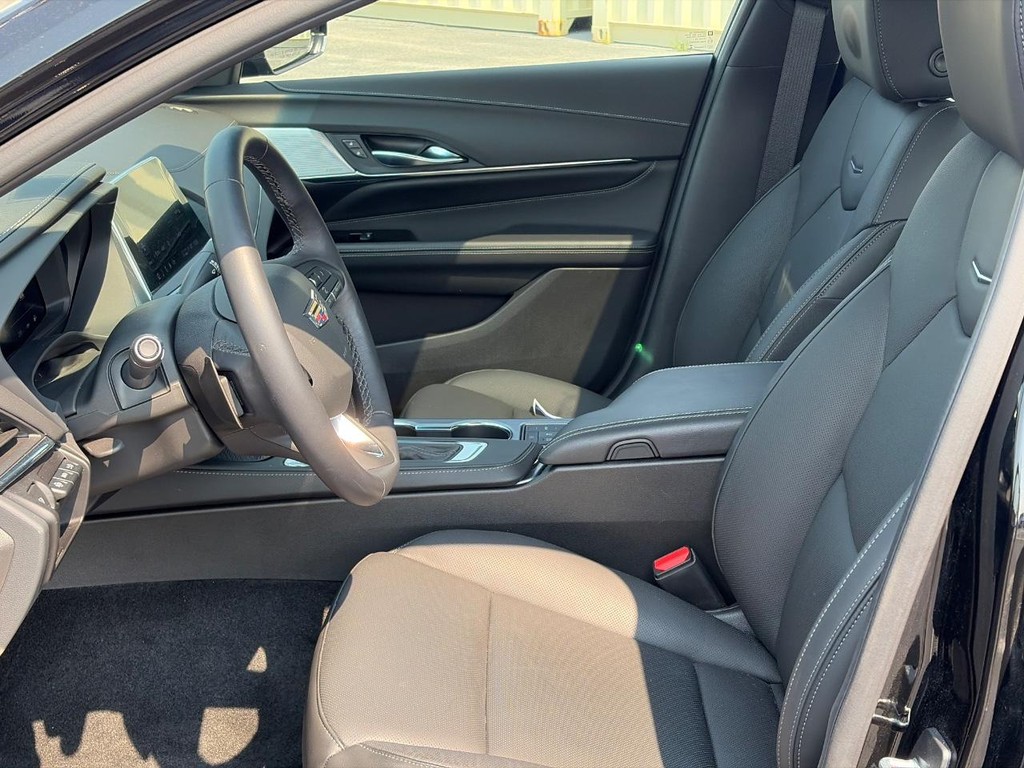 Cadillac CT4 Vehicle Full-screen Gallery Image 04