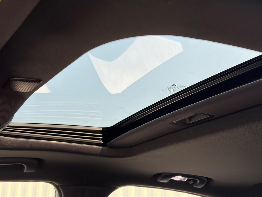 Cadillac CT4 Vehicle Full-screen Gallery Image 05