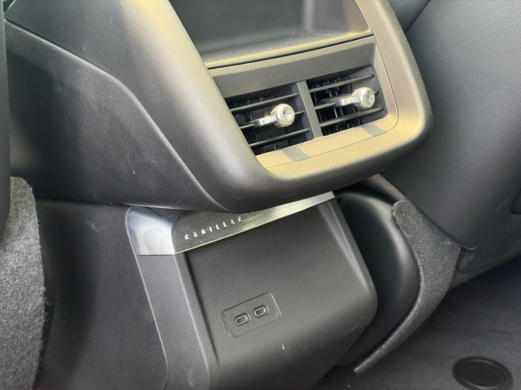 Cadillac LYRIQ Vehicle Full-screen Gallery Image 11