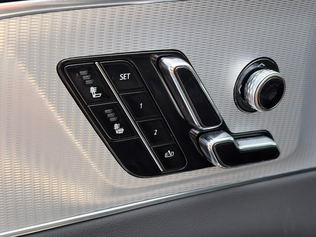 Cadillac LYRIQ Vehicle Full-screen Gallery Image 21