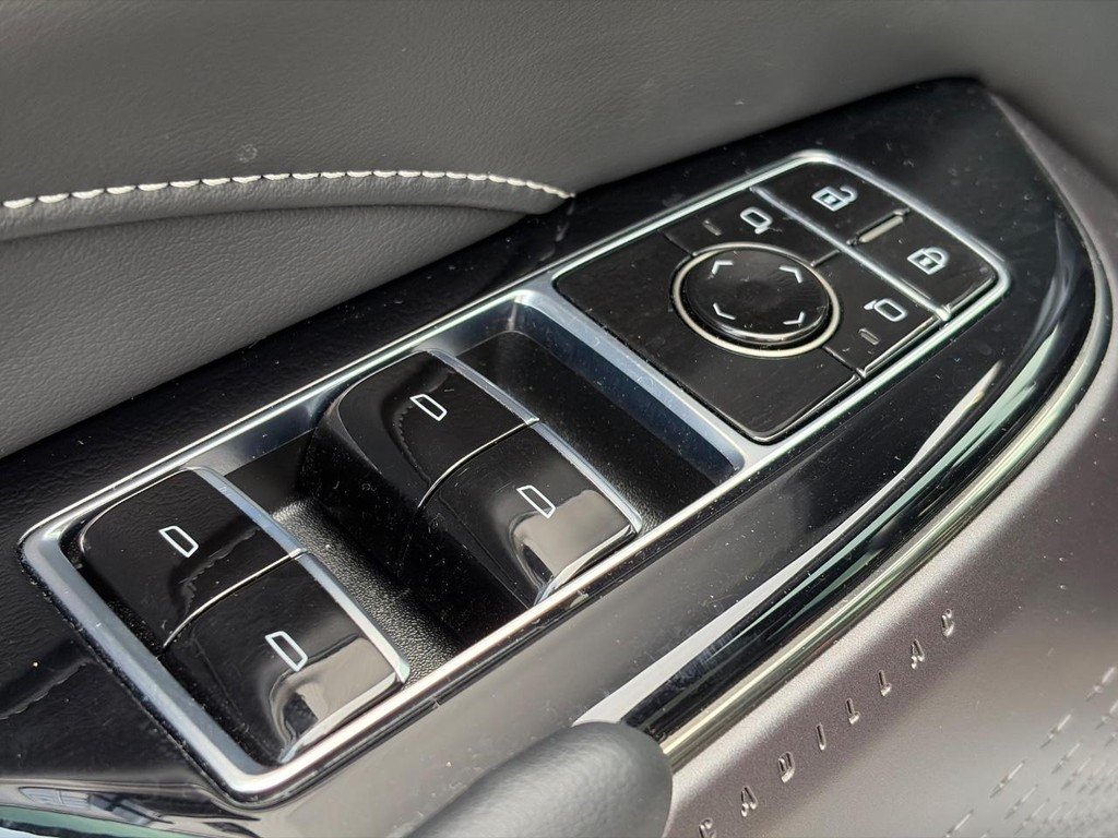 Cadillac LYRIQ Vehicle Full-screen Gallery Image 23