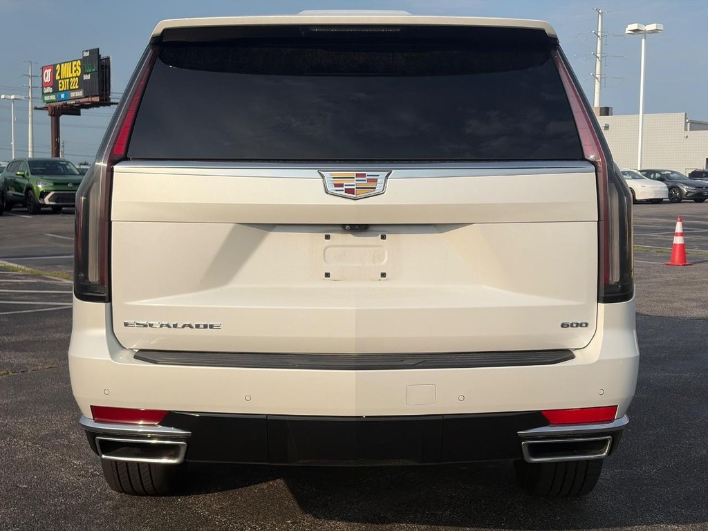 Cadillac Escalade ESV Vehicle Full-screen Gallery Image 03