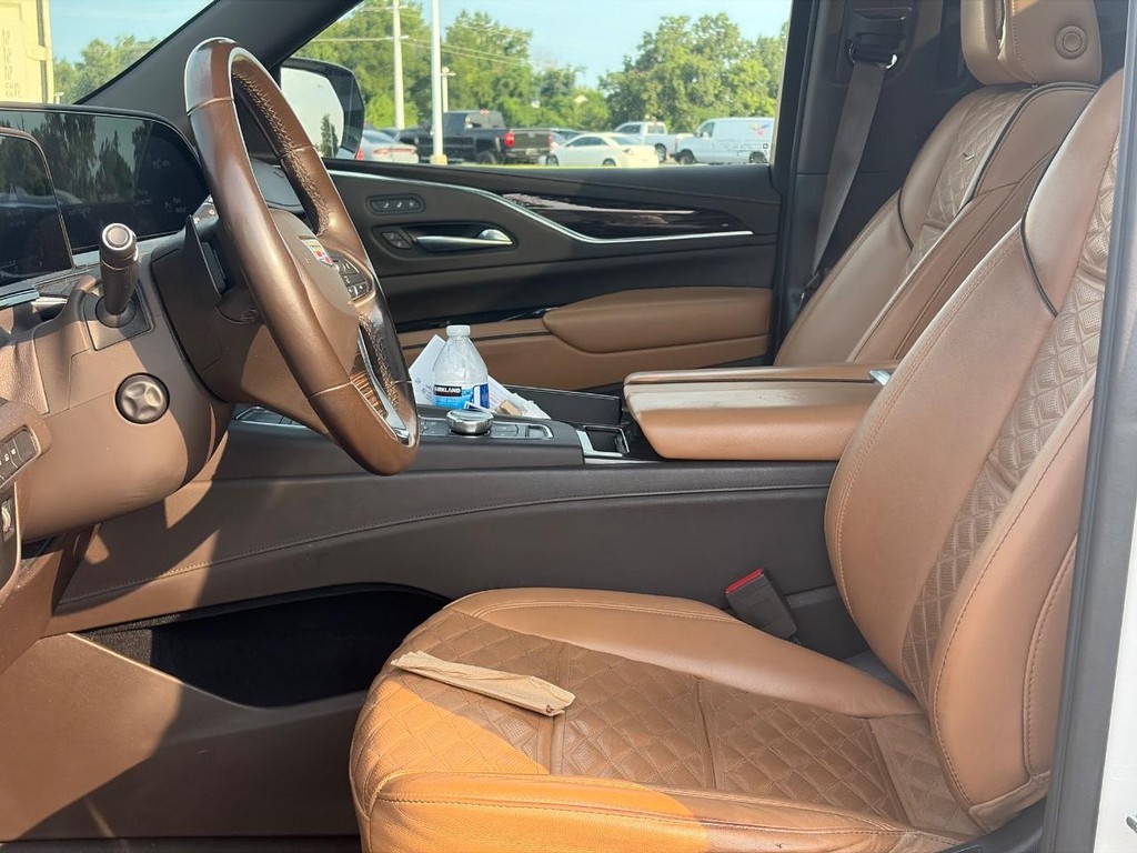 Cadillac Escalade ESV Vehicle Full-screen Gallery Image 04