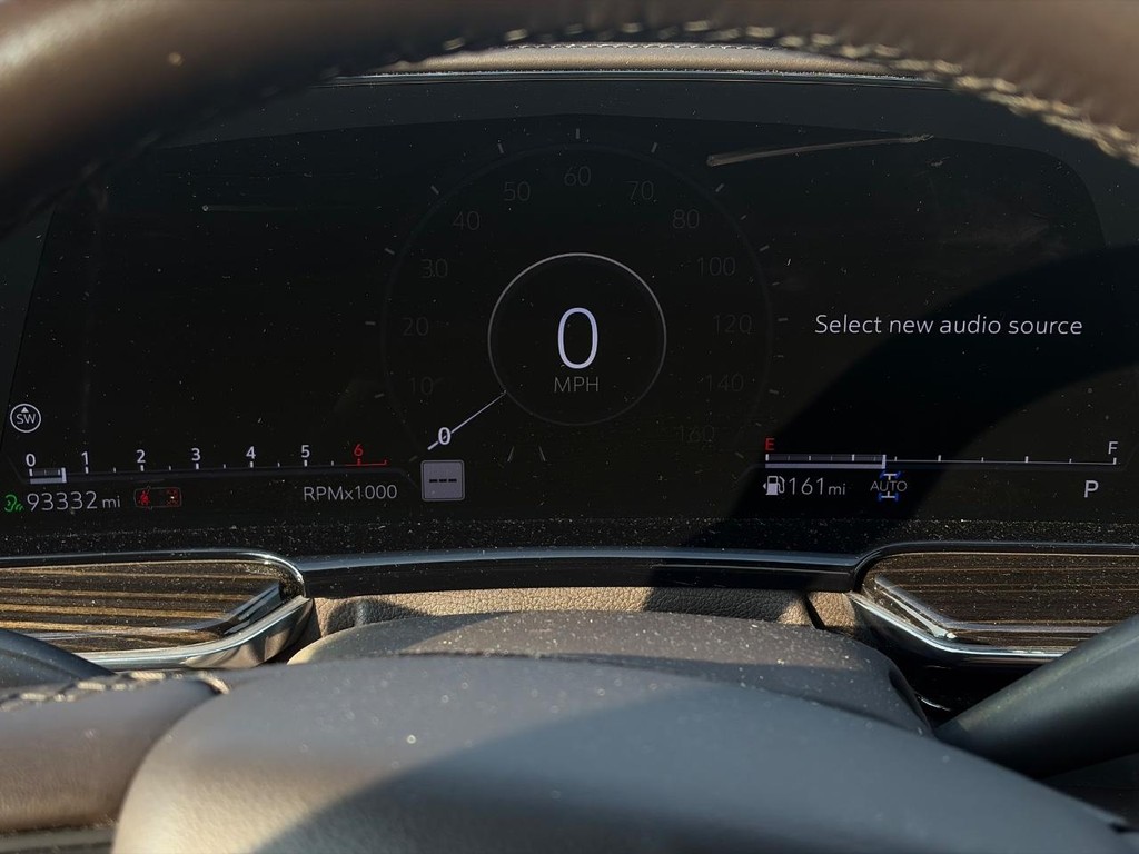 Cadillac Escalade ESV Vehicle Full-screen Gallery Image 06