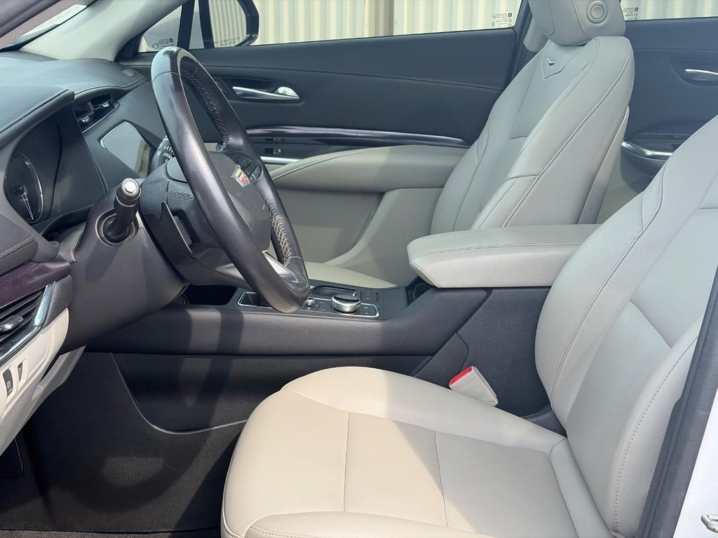 Cadillac XT4 Vehicle Full-screen Gallery Image 04