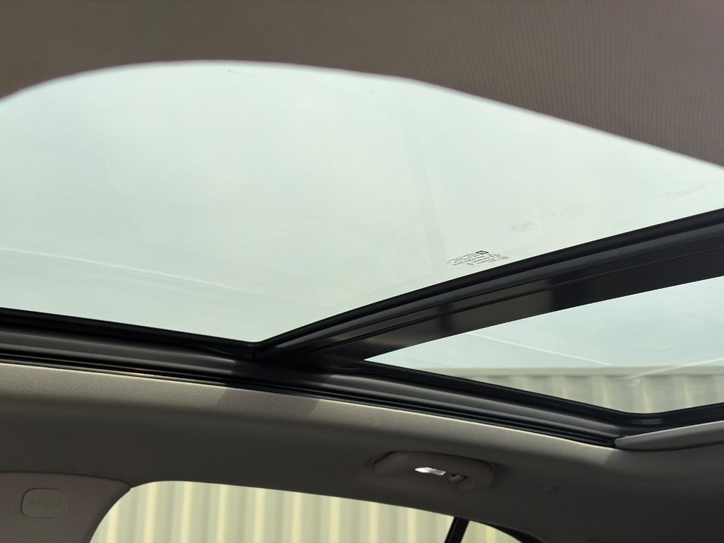 Cadillac XT4 Vehicle Full-screen Gallery Image 05