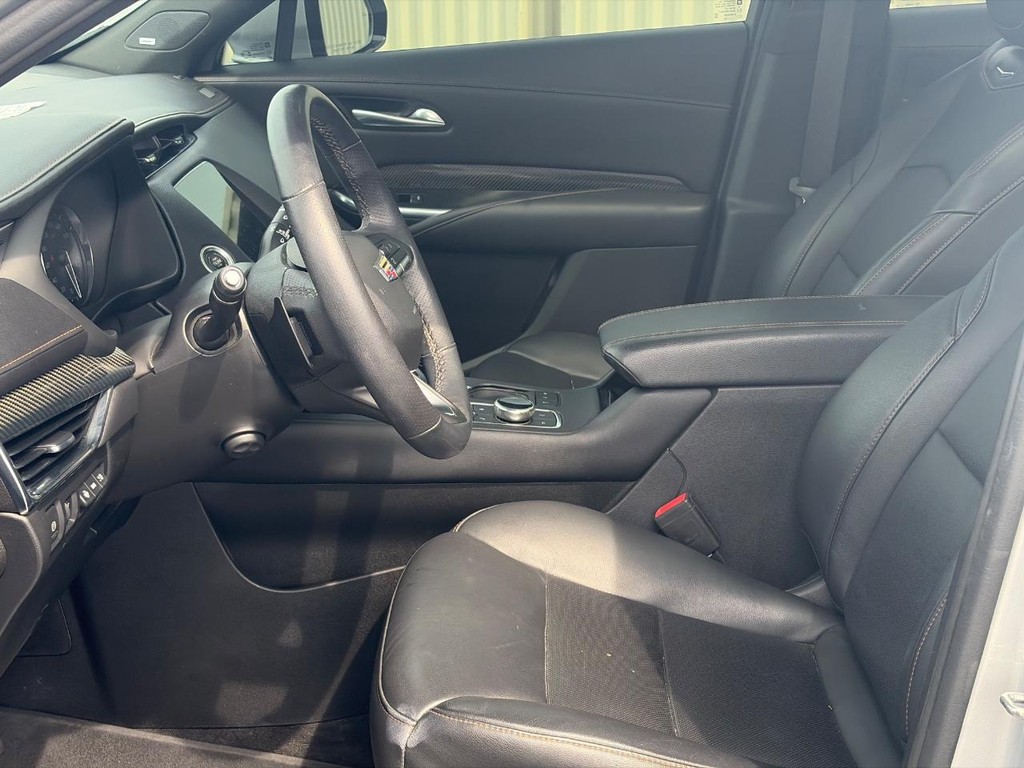 Cadillac XT4 Vehicle Full-screen Gallery Image 04