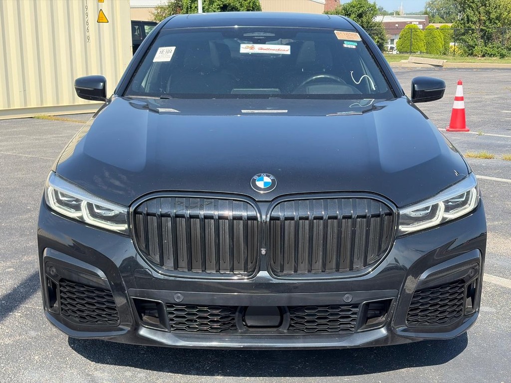 BMW 7 Series Vehicle Full-screen Gallery Image 02