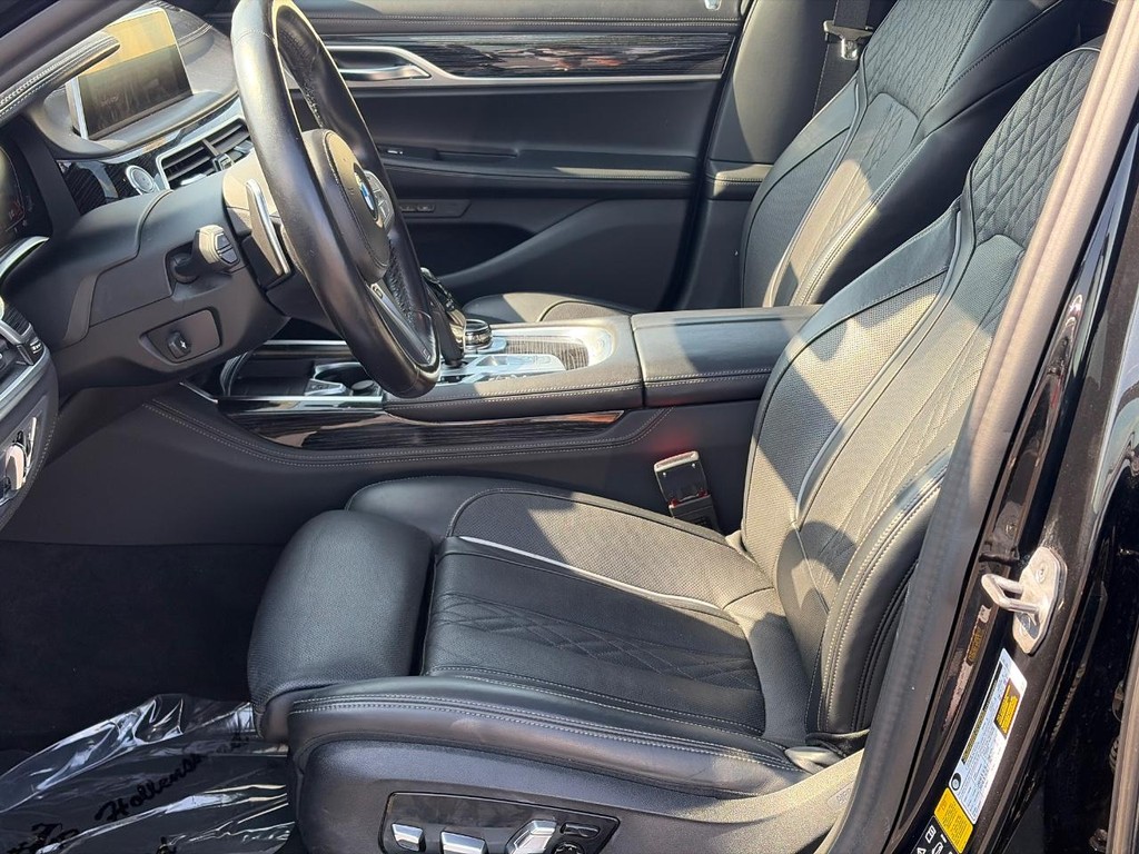 BMW 7 Series Vehicle Full-screen Gallery Image 04