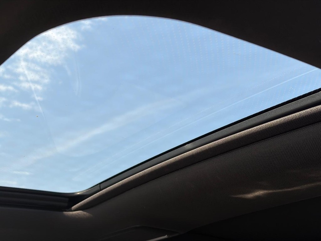 BMW 7 Series Vehicle Full-screen Gallery Image 05