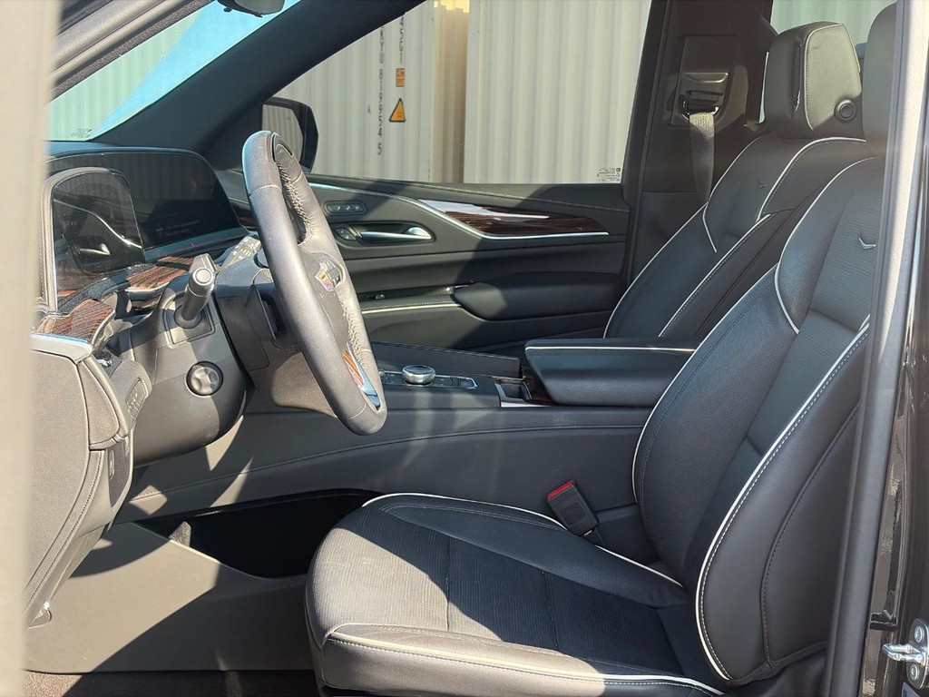 Cadillac Escalade Vehicle Full-screen Gallery Image 04