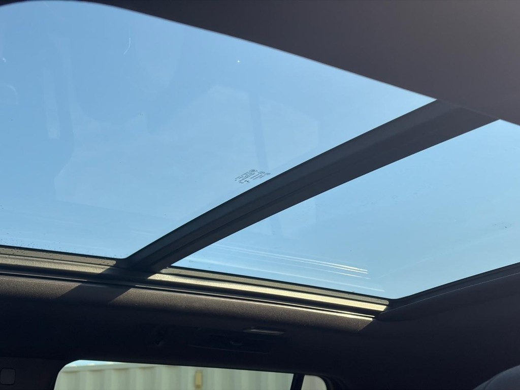 Cadillac Escalade Vehicle Full-screen Gallery Image 05