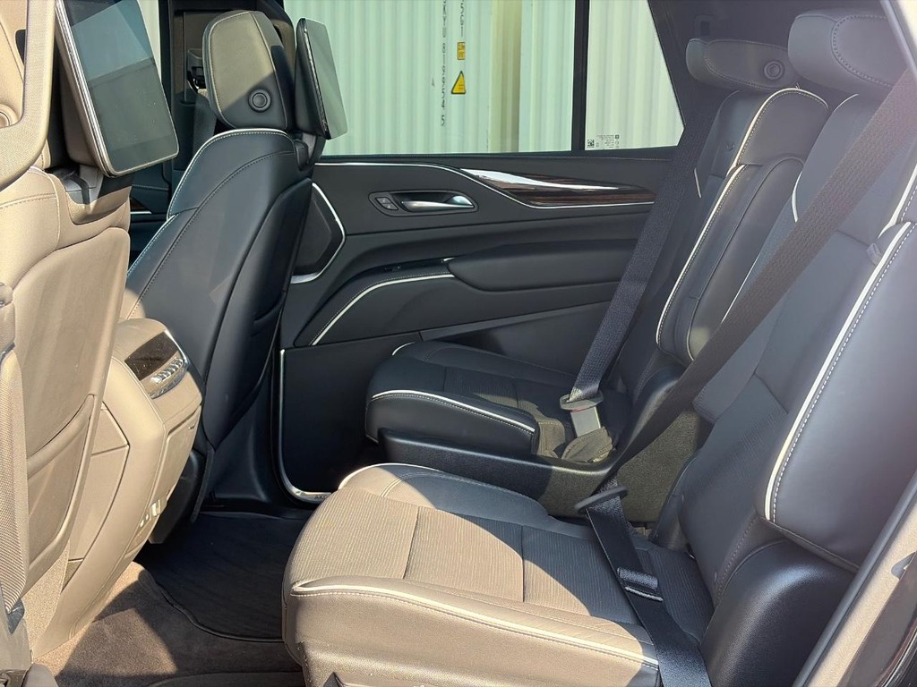 Cadillac Escalade Vehicle Full-screen Gallery Image 10