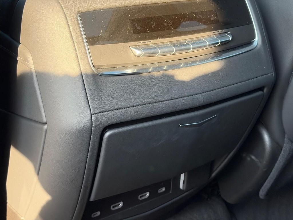 Cadillac Escalade Vehicle Full-screen Gallery Image 11