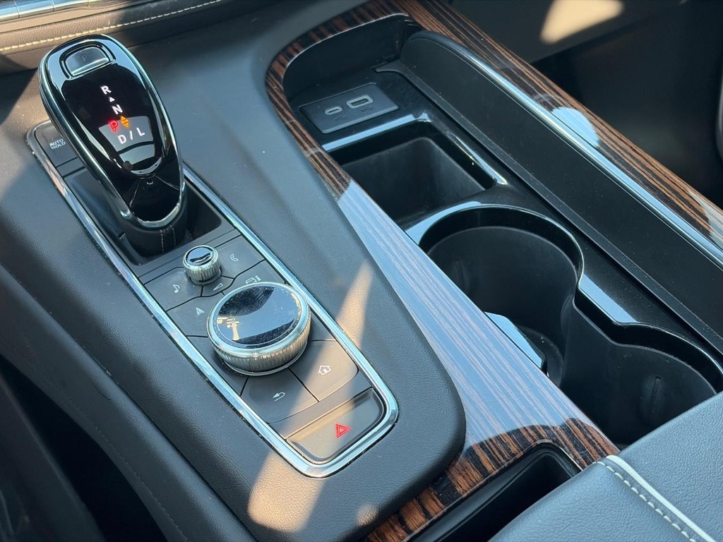 Cadillac Escalade Vehicle Full-screen Gallery Image 16