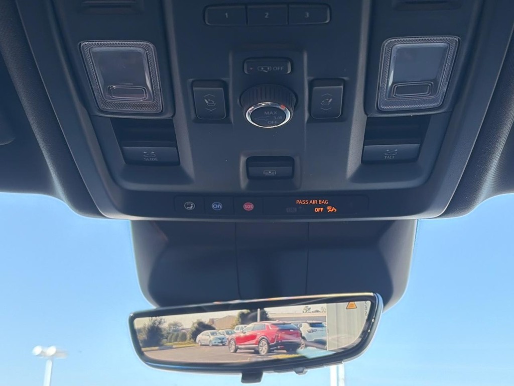 Cadillac Escalade Vehicle Full-screen Gallery Image 17