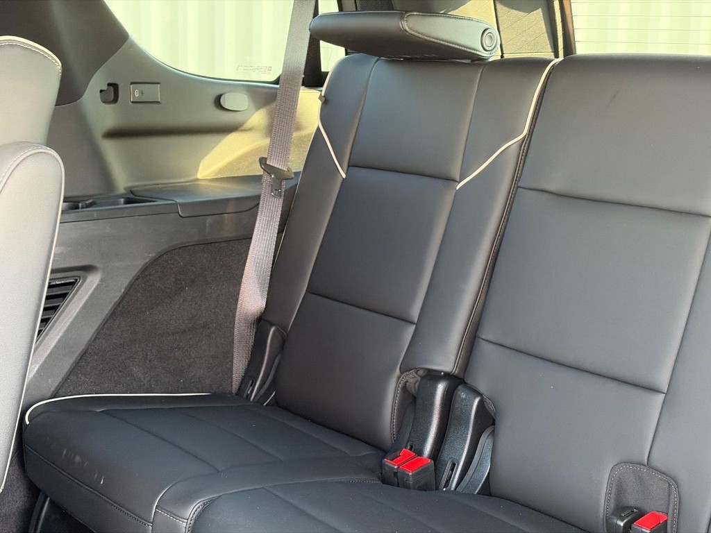 Cadillac Escalade Vehicle Full-screen Gallery Image 20
