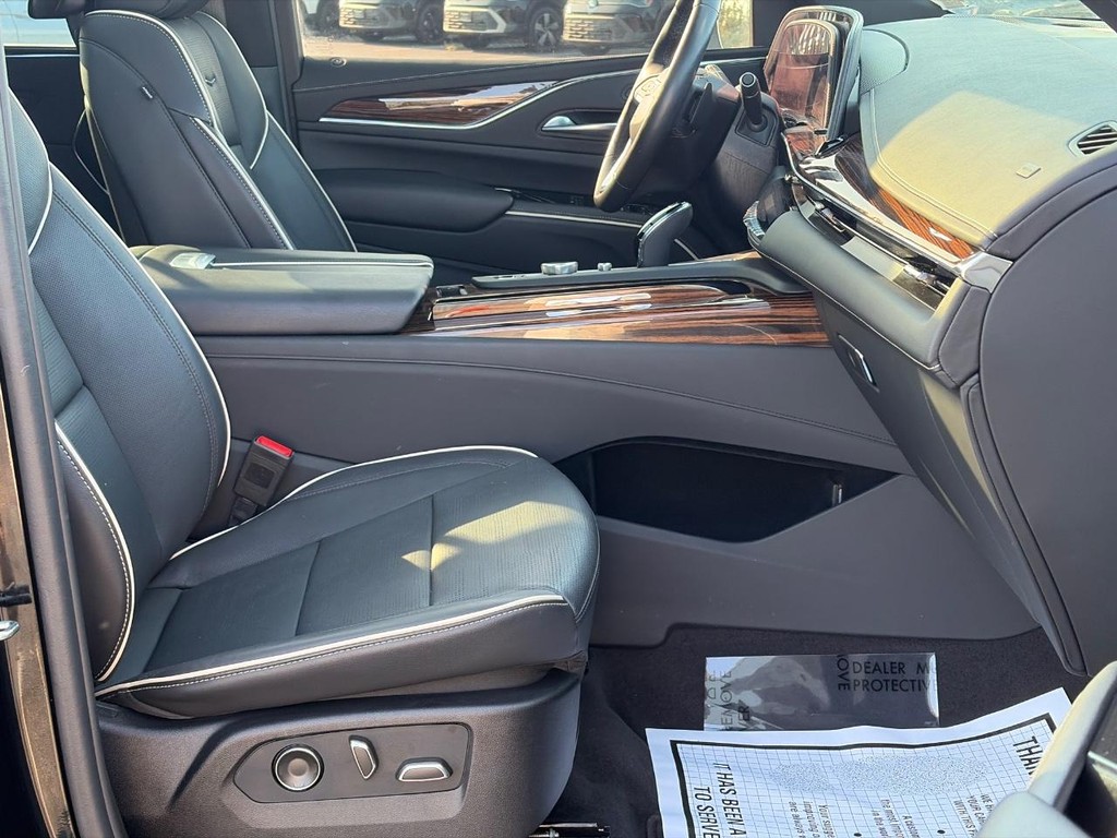 Cadillac Escalade Vehicle Full-screen Gallery Image 21