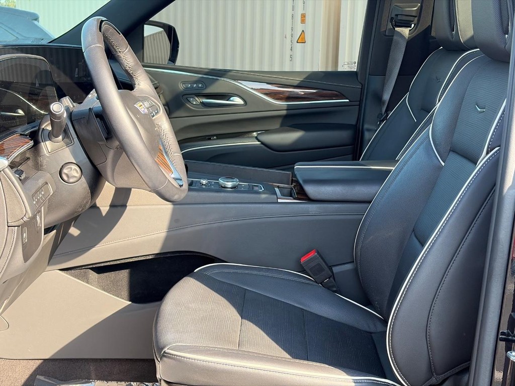 Cadillac Escalade Vehicle Full-screen Gallery Image 22
