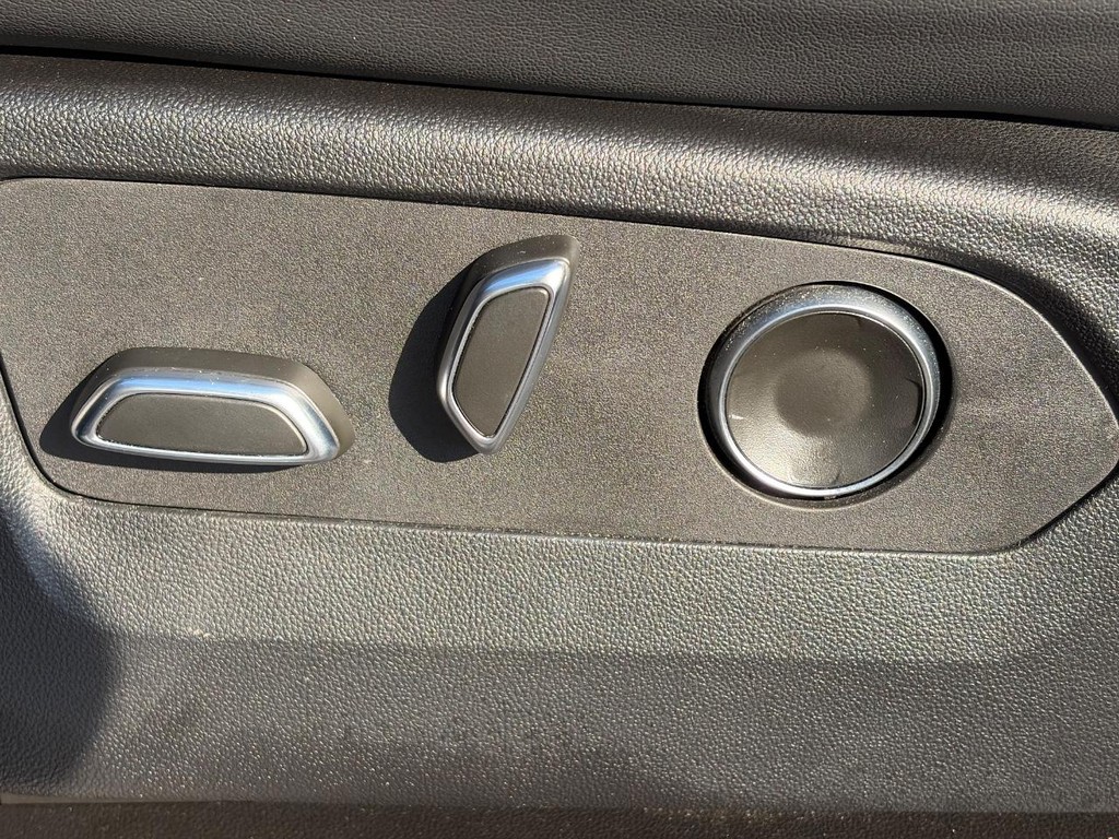 Cadillac Escalade Vehicle Full-screen Gallery Image 23