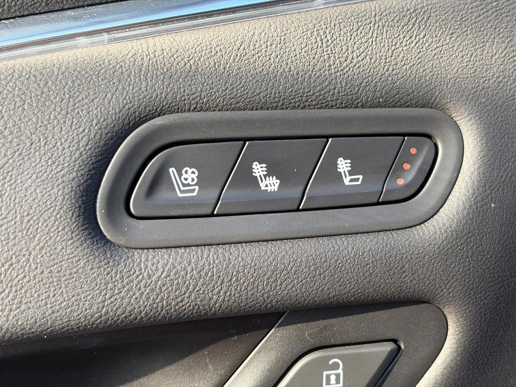 Cadillac Escalade Vehicle Full-screen Gallery Image 25