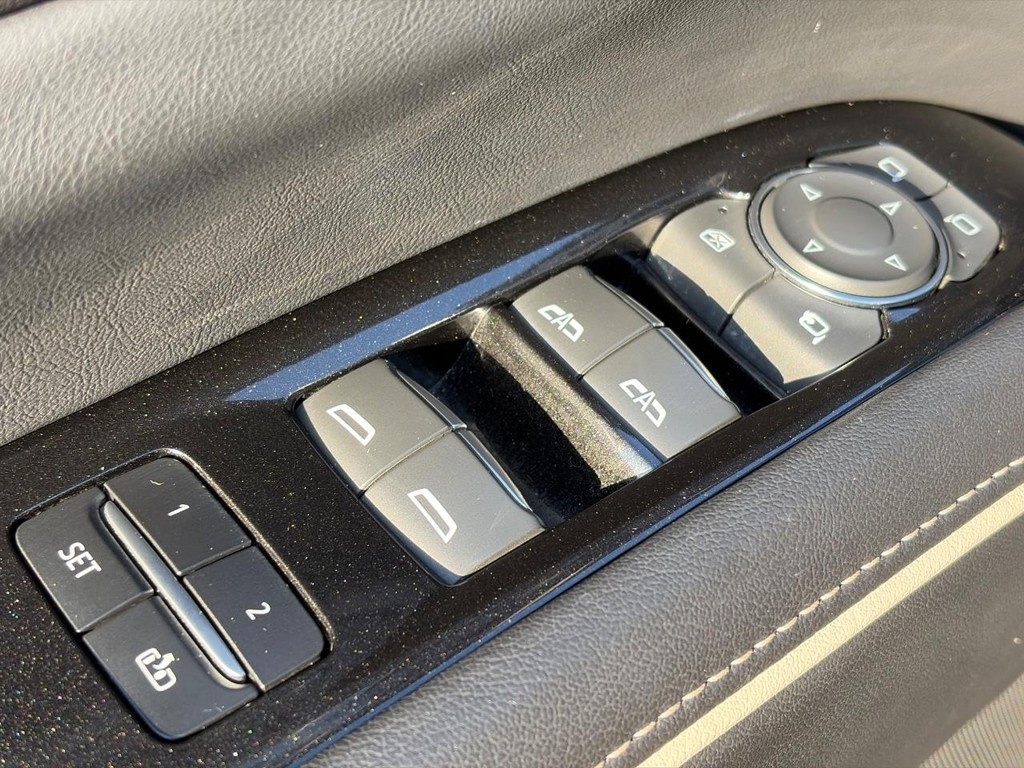 Cadillac Escalade Vehicle Full-screen Gallery Image 26