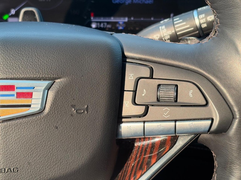Cadillac Escalade Vehicle Full-screen Gallery Image 29