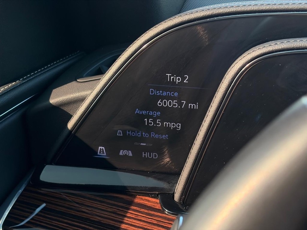 Cadillac Escalade Vehicle Full-screen Gallery Image 31