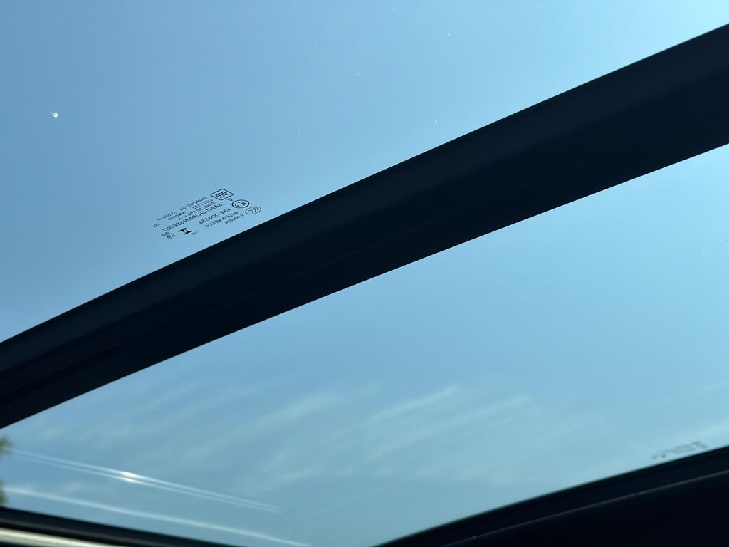 Cadillac Escalade Vehicle Full-screen Gallery Image 05