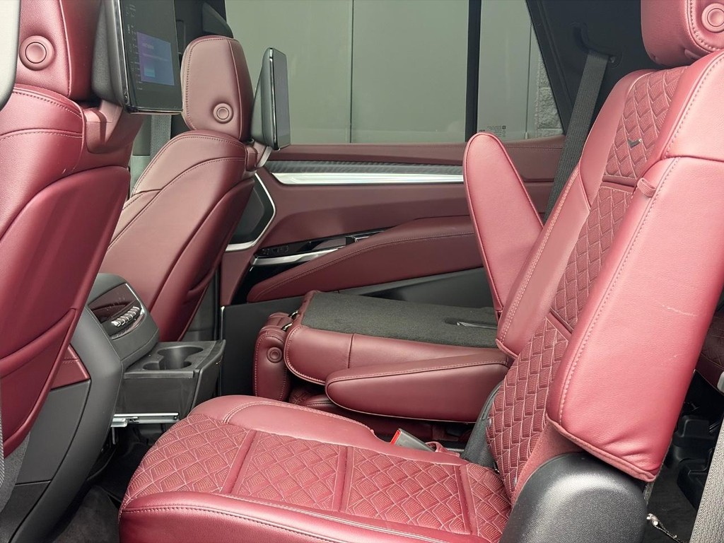 Cadillac Escalade Vehicle Full-screen Gallery Image 09