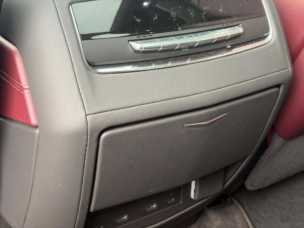 Cadillac Escalade Vehicle Full-screen Gallery Image 10