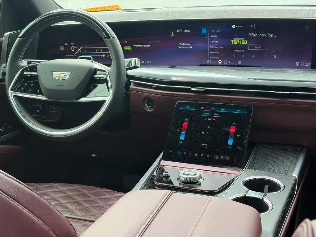 Cadillac Escalade Vehicle Full-screen Gallery Image 12