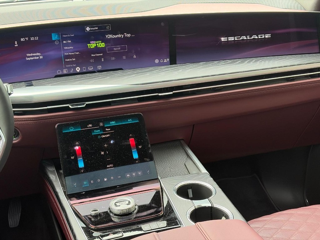 Cadillac Escalade Vehicle Full-screen Gallery Image 14