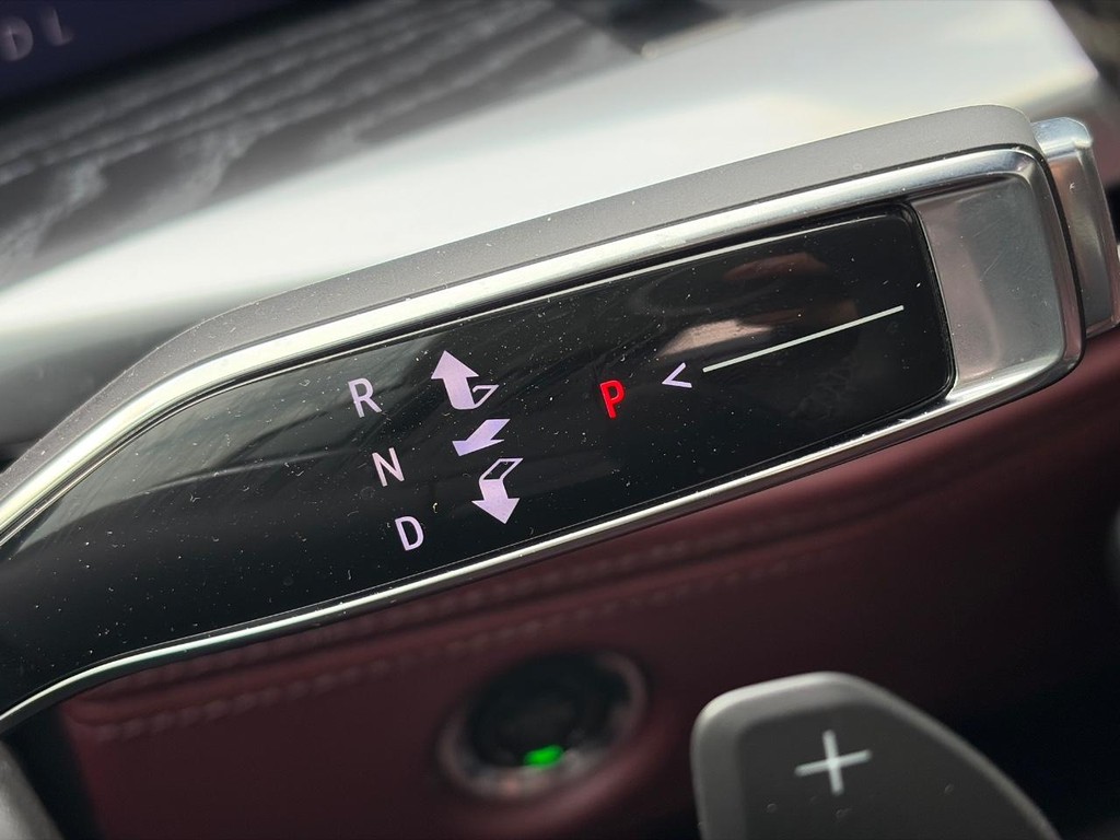 Cadillac Escalade Vehicle Full-screen Gallery Image 15