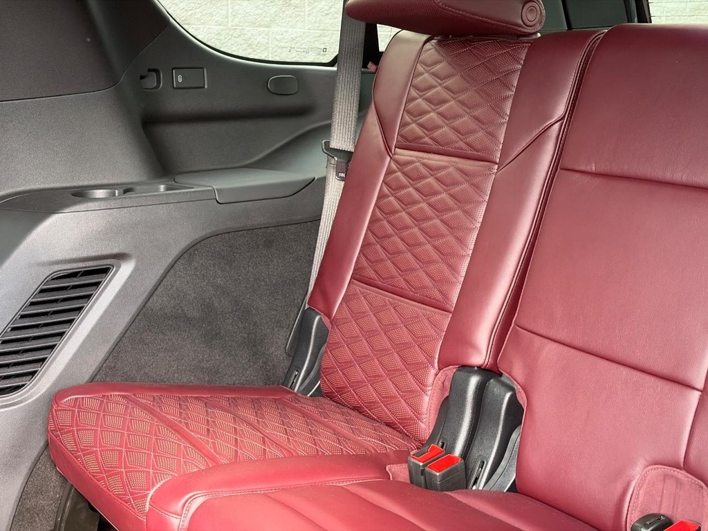 Cadillac Escalade Vehicle Full-screen Gallery Image 18