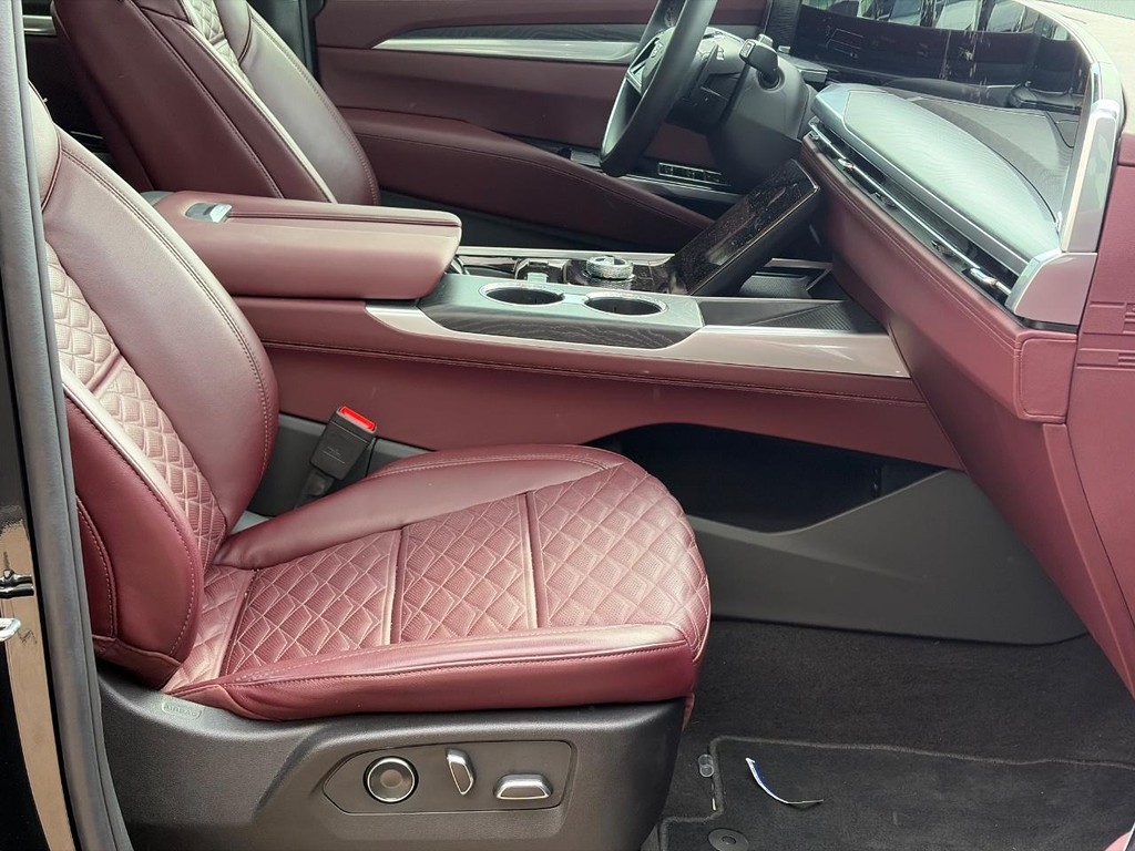 Cadillac Escalade Vehicle Full-screen Gallery Image 19